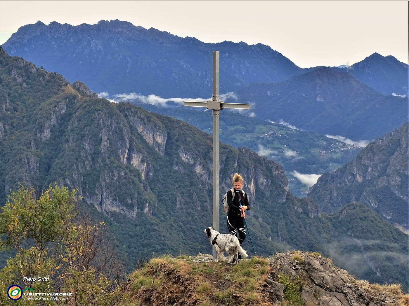 43 Alla croce dell'anticima rocciosa panoramica oltre la Val Taleggio.JPG